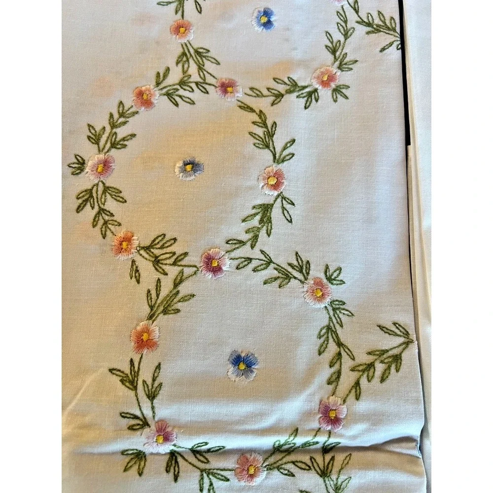 Vintage Embroidered Small‎ Tablecloth & 4 Napkins Set Floral Crisp White Cottage